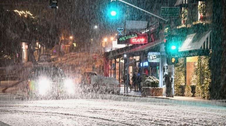 US experiencing extreme weather conditions, heavy snowfall warning issued across country
