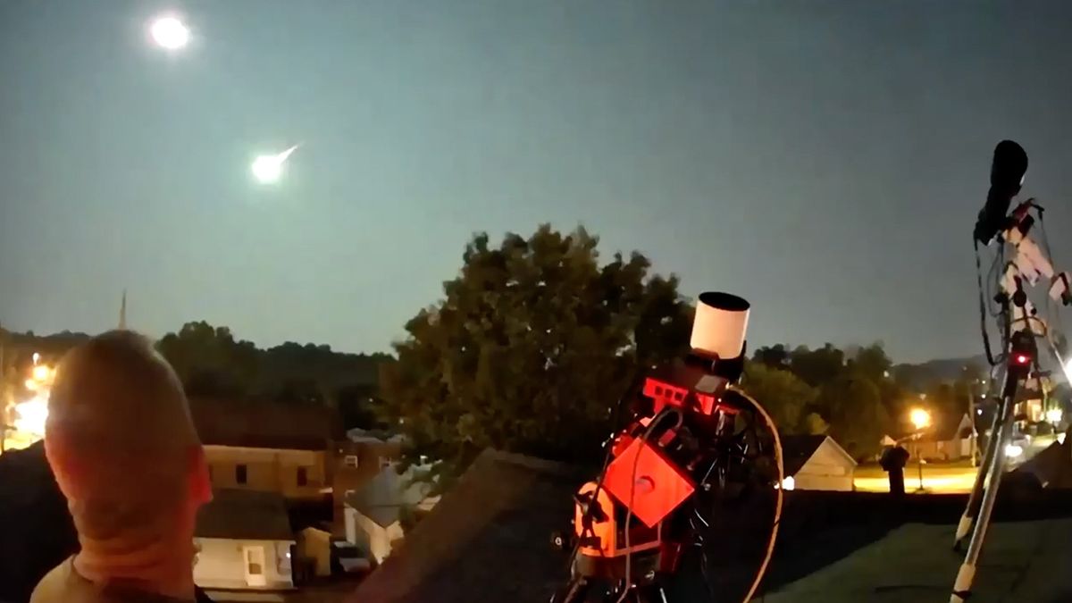 Watch a brilliant fireball shine brighter than the full moon (video)
