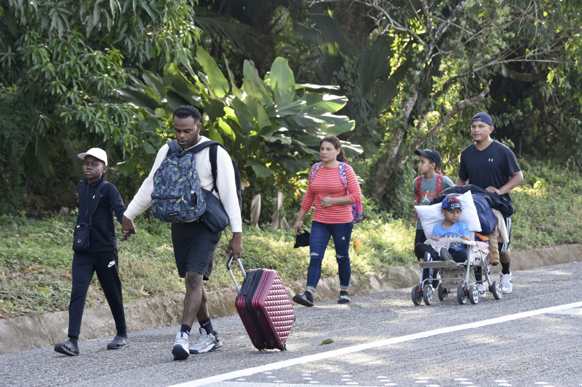 Migrant caravan slogs on through southern Mexico with no expectations from a US-Mexico meeting