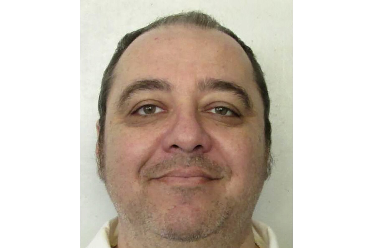 Alabama executes a man with nitrogen gas, the first time the new method has been used