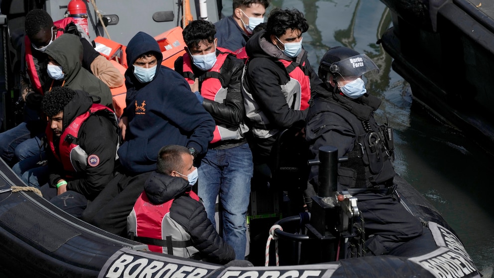 The UK is not cooperating enough to curb migrant crossings, a French report says